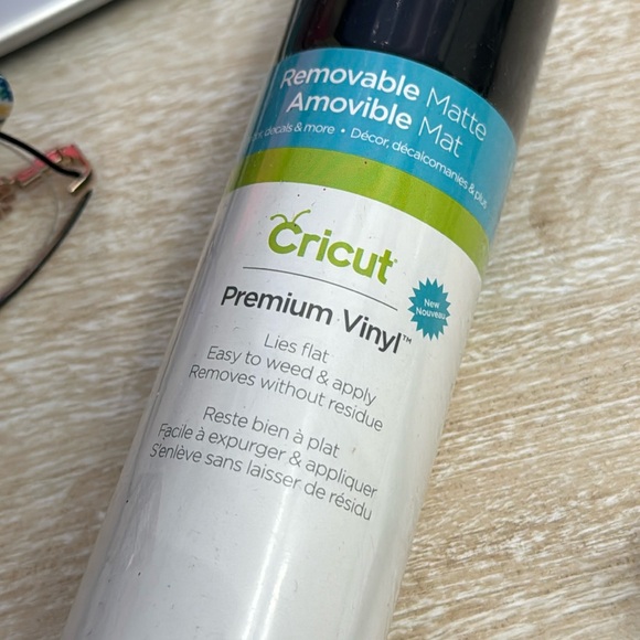 Cricut Premium Vinyl Lies Flat 12” x 48” Black - Picture 2 of 5